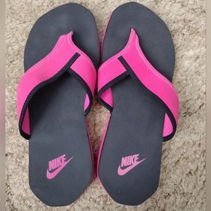 9W 8M Nike Celso Thong Plus Pink/Black flip flop Sandals